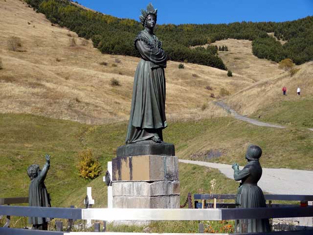 Statues depicting Our Lady and the children, Notre-Dame de La Salette.